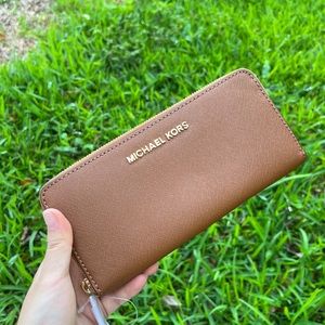 Michael Kors Jet set wallet, large luggage brown leather